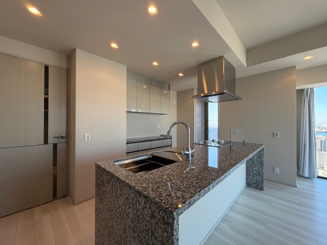 【キッチン】 | ザ・パークハウス大阪梅田タワー | ◆食器棚やコンビネーションレンジ設置・食洗機深型タイプに変更など追加工事済み♪ 