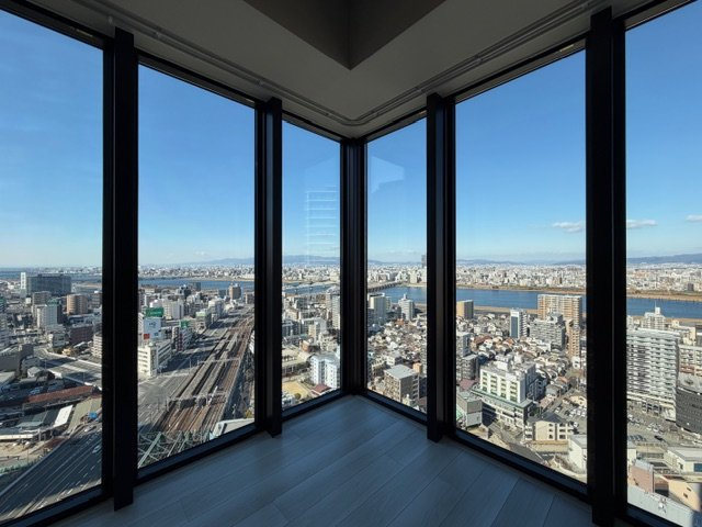 ザ・パークハウス大阪梅田タワーの居間・リビング|断熱性能や遮熱性能のある「Low-E複層ガラス」を採用♪