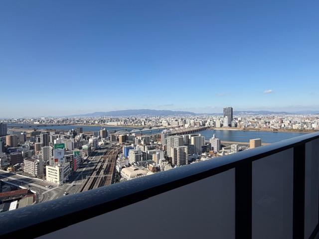 【バルコニー】 | ザ・パークハウス大阪梅田タワー | バルコニーからの眺め♪空と街を一望する27階プレミアムview!(^^)!