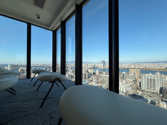 ザ・パークハウス大阪梅田タワーのその他共用部分|ビューラウンジ♪上層階の眺望を堪能できるコーナーガラスを設けたラウンジ♪