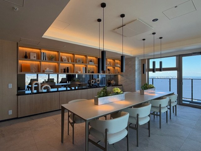 【その他共用部分】 | ザ・パークハウス大阪梅田タワー | ビューラウンジ♪リラクゼーションソファやテーブルセットを設置し、パーティールームとしてもお使いいただけます!(^^)!