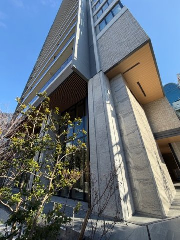 ザ・パークハウス大阪梅田タワーの外観|各住戸フロアに24時間ゴミ置き場♪　自邸玄関前に個別の宅配ボックスを設置♪