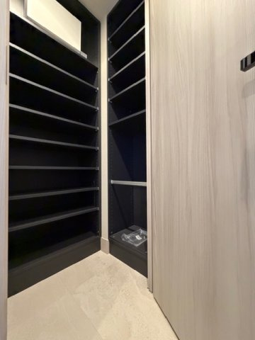 【玄関】 | ザ・パークハウス大阪梅田タワー | 玄関には広々シューズインクローゼット♪