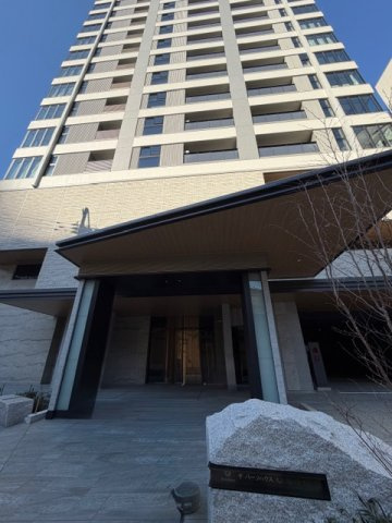 ザ・パークハウス大阪梅田タワーの外観|入り口にゲートとひさしを設けたエントランスには、雨の日も濡れずに乗降できる車寄せを設置♪