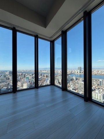 ザ・パークハウス大阪梅田タワーの居間・リビング|断熱性能や遮熱性能のある「Low-E複層ガラス」を採用♪