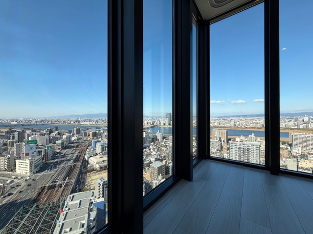 【居間・リビング】 | ザ・パークハウス大阪梅田タワー | ＼ロイヤルフロア27階♪眺望が抜けている北西角部屋♪／