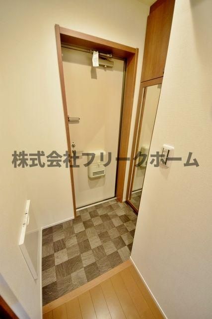 小金井市中町３丁目のアパートの玄関