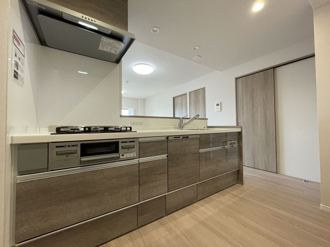 【キッチン】 | アーサー新宮グランパティオ・ウエストコート棟 | お料理をしながら会話を楽しめるカウンターキッチンです