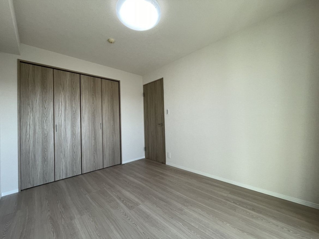 【洋室】 | アーサー新宮グランパティオ・ウエストコート棟 | 5.9帖の洋室。バルコニーに面した明るいお部屋で換気や採光ばっちりです