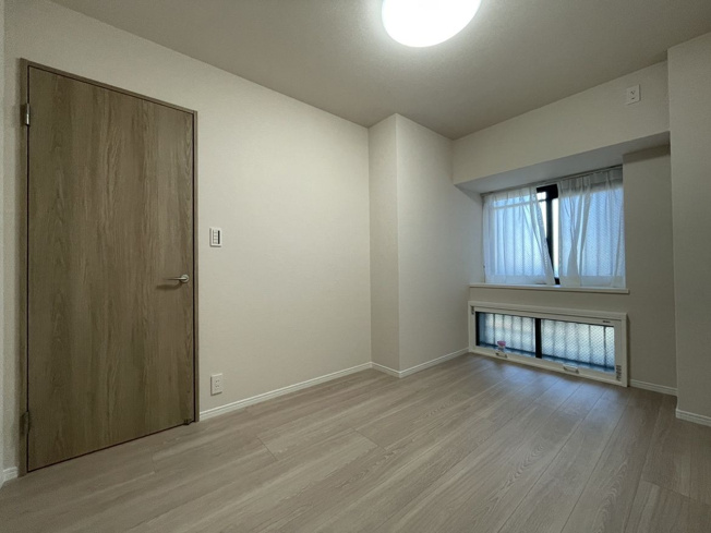 【洋室】 | アーサー新宮グランパティオ・ウエストコート棟 | 玄関側の洋室。足元までガラスで外の明かりを室内に多く取り込んでいます。全部屋クローゼット完備です