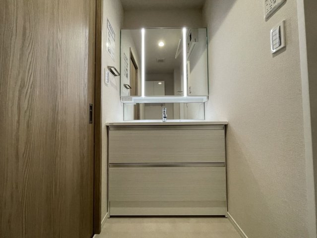 【独立洗面台】 | アーサー新宮グランパティオ・ウエストコート棟 | 三面鏡裏収納付きの洗面台で、散らかりがちな洗面回りもすっきりと片付きます