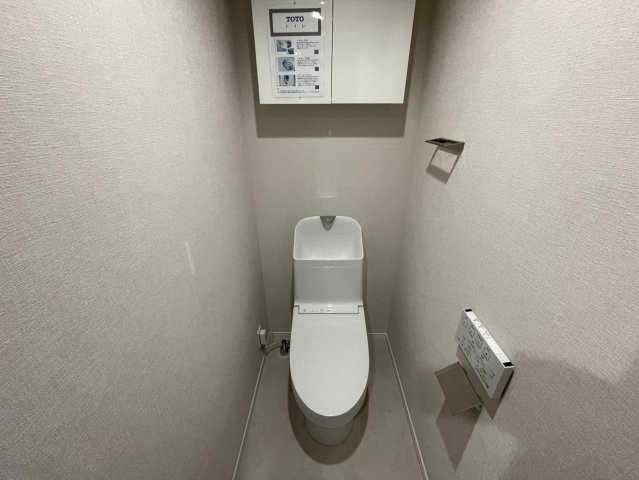 【トイレ】 | アーサー新宮グランパティオ・ウエストコート棟 | 冬は便座も温水も温かく快適なシャワー付トイレ。上部には収納を設置◎