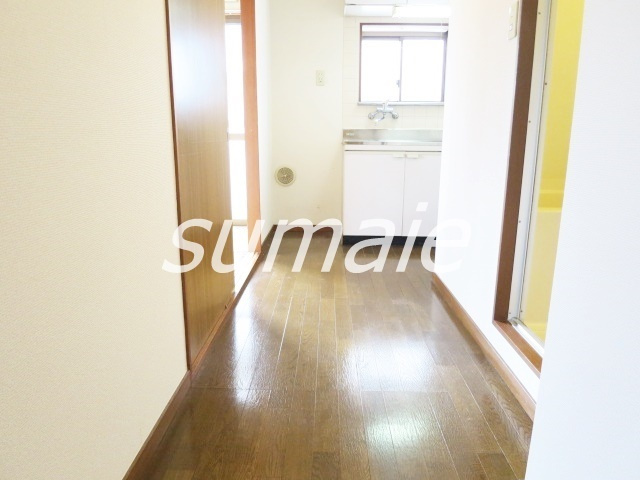 第１０オカダビルの居間・リビング|廊下スペースです☆