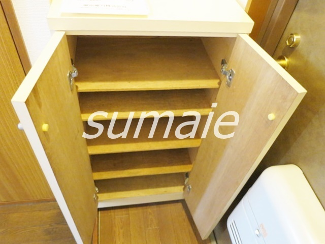 第１０オカダビルの玄関|靴箱完備☆