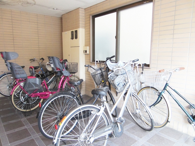 第１０オカダビルのその他共用部分|屋内の駐輪場があります！