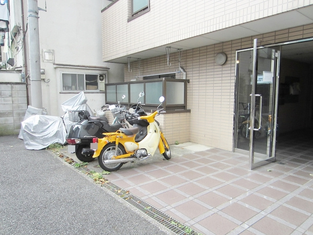 第１０オカダビルのエントランス|バイクも置ける物件です！