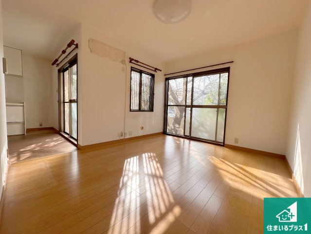 神戸市須磨区南落合　中古一戸建ての居間・リビング|明るい日差しが眩しいリビング！

