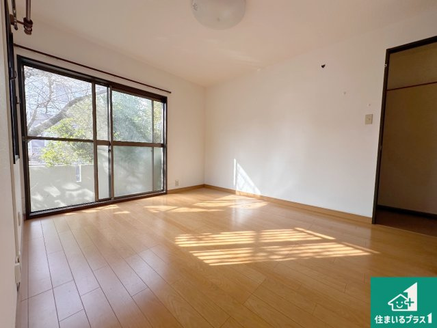神戸市須磨区南落合　中古一戸建ての居間・リビング|ご家族で広々とくつろげるLDK！
