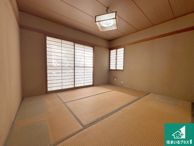 神戸市須磨区南落合　中古一戸建ての和室|一室あると便利な和室は客間としてだけでなく、小さなお子様のプレイルームや食後のくつろぎスペースとしてもご利用いただけます。