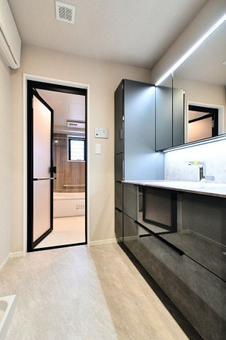 【独立洗面台】 | ロイヤルマンション大濠セーヌ | 三面鏡裏収納付きの洗面台で、散らかりがちな洗面回りもすっきりと片付きます