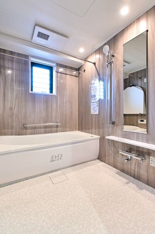 【浴室】 | ロイヤルマンション大濠セーヌ | 浴室に窓がついてるので換気が楽にでき、カビ臭くない浴室が維持しやすいです。浴室乾燥機も搭載しています