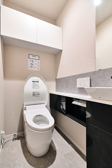 【トイレ】 | ロイヤルマンション大濠セーヌ | 冬は便座も温水も温かく快適なシャワー付トイレ。上部には収納を設置◎