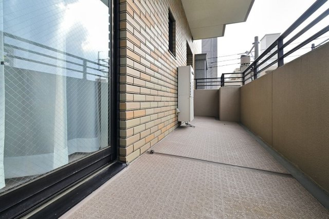 【バルコニー】 | ロイヤルマンション大濠セーヌ | 南向きの大型バルコニーは陽当り良好で、たっぷりのお洗濯物もよく乾きます