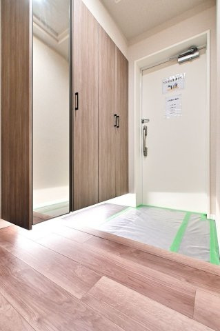 【玄関】 | ロイヤルマンション大濠セーヌ | 玄関には収能力の高いシューズボックスと姿見までセットされています