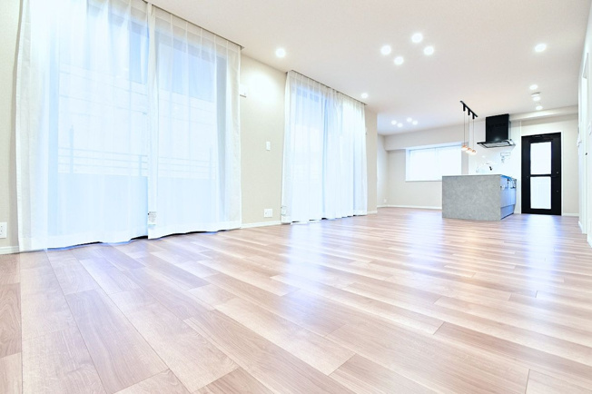 【居間・リビング】 | ロイヤルマンション大濠セーヌ | 2面採光の広～いLDKはとっても開放的！20帖以上ありホームパーティーにも十分対応できそうです