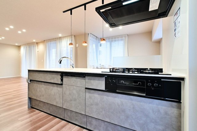 【キッチン】 | ロイヤルマンション大濠セーヌ | お料理をしながら会話を楽しめるカウンターキッチンです。食洗機付きで後片付けも楽々