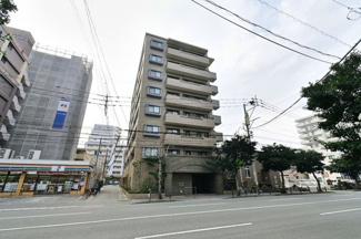 【外観】 | 六本松駅まで徒歩6分、周辺環境良好な好立地。駐車場1住戸1台確保してあるのも嬉しいポイントです