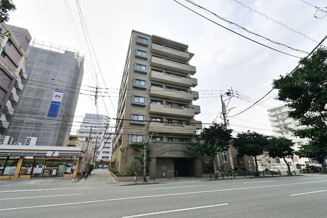 【外観】 | ロイヤルマンション大濠セーヌ | 六本松駅まで徒歩6分、周辺環境良好な好立地。駐車場1住戸1台確保してあるのも嬉しいポイントです