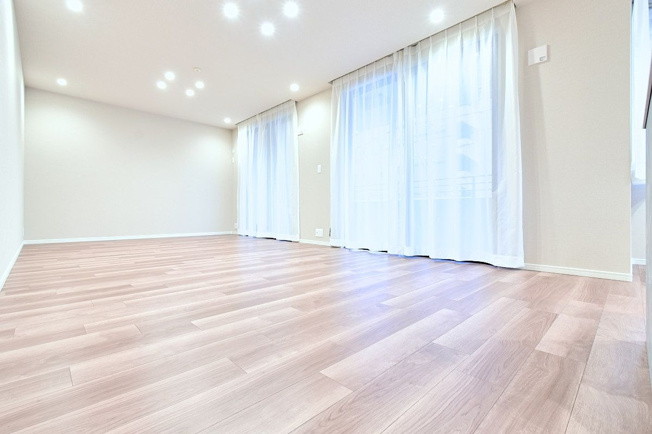 【居間・リビング】 | ロイヤルマンション大濠セーヌ | 大きな窓のあるLDKは明るさたっぷり。食事のときも、くつろぎの時間も楽しい家族の時間をすごせそうです