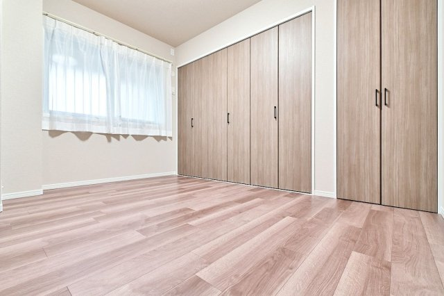 【洋室】 | ロイヤルマンション大濠セーヌ | 6.7帖の洋室。壁一面がクローゼットになっているので大容量、どんなお洒落さんでも安心です