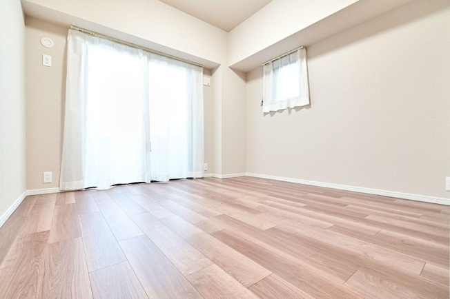 【洋室】 | ロイヤルマンション大濠セーヌ | 6.4帖の洋室。2面窓から室内に多く光を取り入れております。景色も広く見えるので開放感があります