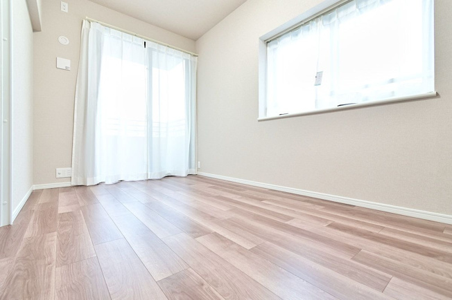 【洋室】 | ロイヤルマンション大濠セーヌ | 5.7帖の洋室。専用のバルコニー付きの明るいお部屋です。全部屋クローゼット完備しています