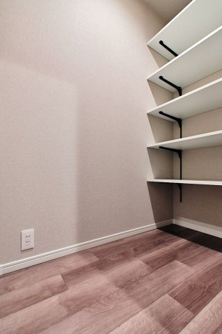 【その他】 | ロイヤルマンション大濠セーヌ | 使い勝手の良い納戸は棚が取り付けてあるのでいろんな物の収納が可能です