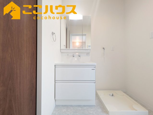 南城市玉城玉城　新築戸建て　全3棟　B号棟の独立洗面台|独立洗面台は収納豊富な三面鏡