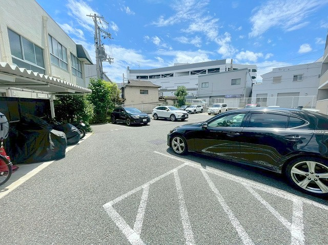ウィスタリア三国の駐車場