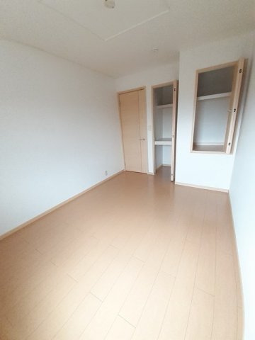 グリーンハイツ鷹取の寝室|収納スペース付の寝室です☆