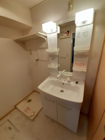 グリーンハイツ鷹取の洗面所|明るい洗面所です★