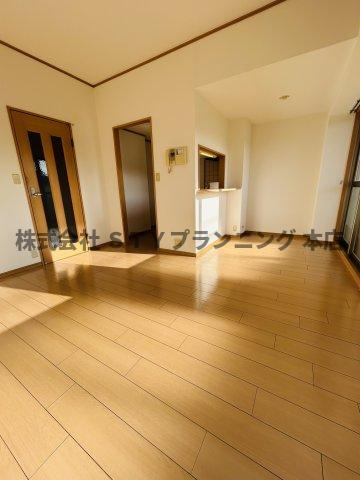 仲介手数料０円！リアライズ稲永駅前の居間・リビング