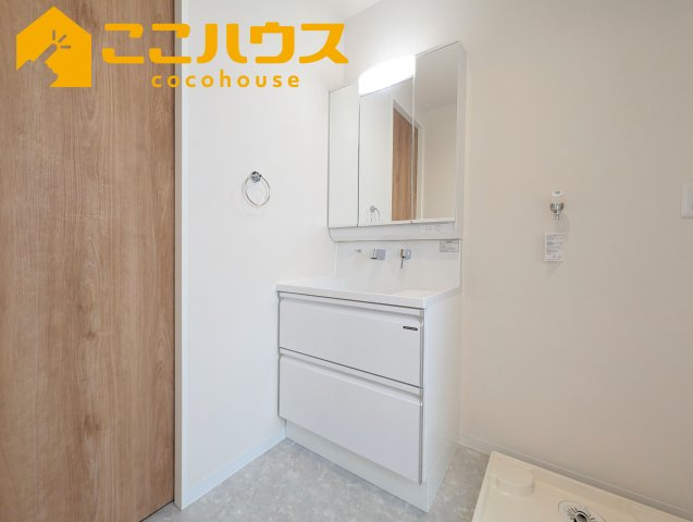 南城市玉城玉城　新築戸建て　全3棟　C号棟の独立洗面台|独立洗面台は収納豊富な三面鏡