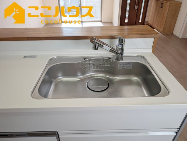 南城市玉城玉城　新築戸建て　全3棟　C号棟のキッチン|洗い物のしやすいワイドシンク
