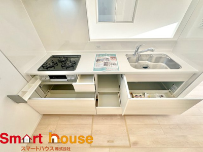 【キッチン】 | 昭島市拝島町第10　新築３棟 | 大容量収納付きキッチンは、調味料などをスッキリさせ綺麗な空間で気持のいい料理を手助けします！