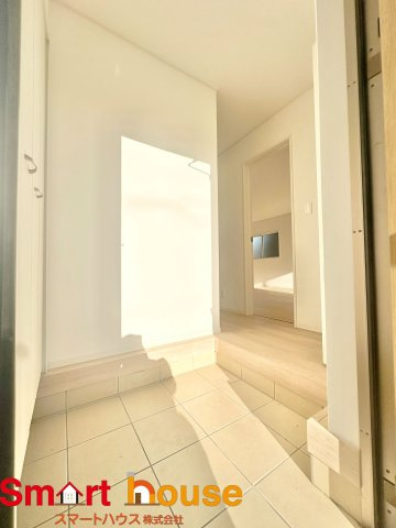 【玄関】 | 昭島市拝島町第10　新築３棟 | 住む人も来客も入った瞬間にワクワクさせてくれるオシャレな玄関♪
収納もたっぷりあるので、靴がたくさんあっても安心！
気持ちの良い朝は、毎日ここからスタートしていきます♪