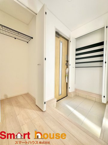 【玄関】 | 昭島市拝島町第10　新築３棟 | 大型のシューズボックスがあるだけで靴を収集している方も大家族でも安心！
置きっぱなしの靴を収納できるので玄関がスッキリ！