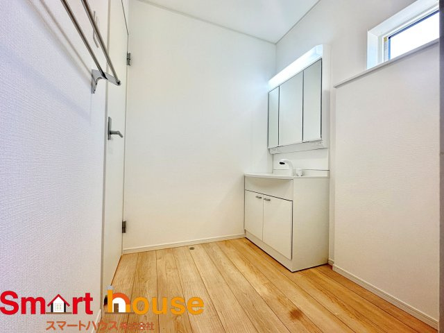 【独立洗面台】 | 昭島市拝島町第10　新築３棟 | ゆとりの洗面スペースで朝の身支度も快適スムーズに。３面鏡で髪のセットやお化粧もストレスなくこなせ、朝から気分良く通勤通学に向かえそうですね！鏡の裏にはたっぷりと収納スペースを標準装備！