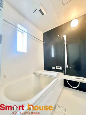 【浴室】 | 昭島市拝島町第10　新築３棟 | 一日の疲れを癒してくれる場所なので、快適に過ごして頂く為にゆったりサイズのバスタブを用意しました。是非半身浴をお楽しみ下さい。空気が籠らない様に小窓も設置しております。