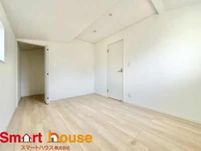 【洋室】 | 昭島市拝島町第10　新築３棟 | 広々とした居住空間は日々の暮らしを彩り、心のやすらぎと満足感を与えてくれます。通風と採光を考慮した設計は子供たちはのびのび育ち、家族でくつろぎと団らんを生み出します。